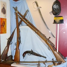 Zbraně a čáko z období prusko-rakouské války a krátce po ní. Foto: Kamila Dvořáková