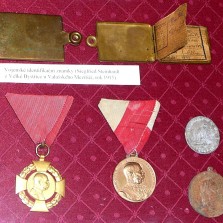 Vojenské známky a jubilejní medaile. Foto: Kamila Dvořáková