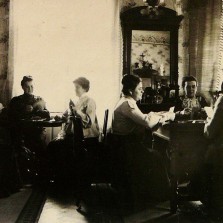 Dámská společnost ve Smeykalově vile hrající karetní hru twist. Foto: Archiv RM