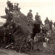 Zaměstnanci velkostatku v Zámku Žďáře. Foto: Archiv RM