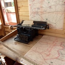 Mapy a psací stroj. Foto: Miloslav Lopaur