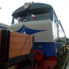 Moderní lokomotiva se státními symboly. Foto: Simona Dajčová