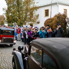 Obyvatelstvo Žďáru vítá kolonu pana prezidenta. Foto: Radim Chlubna