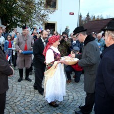 Tradiční přivítání hosta chlebem a solí. Foto: Antonín Zeman