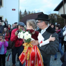 Pan prezident pozvedá do náruče čtyřletou Evičku (Anička Staňková). Foto: Antonín Zeman