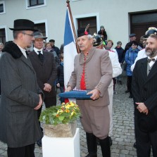 Provolání zástupce obce sokolské Františka Hutaře (Jaroslav Kabrda). Foto: Antonín Zeman