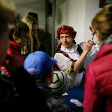Žena v horáckém kroji (Jarmila Krejčová) dává návštěvníkům hádanky. Foto: Radim Chlubna