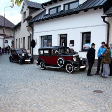 Historická vozidla před Tvrzí. Foto: Antonín Zeman