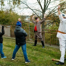 Mládež si před Moučkovým domem tuží tělo cvičením. Foto: Radim Chlubna