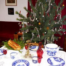 Vánoční stromeček a prostřený stůl. Foto: Kamila Dvořáková