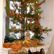 Vánoční stromeček a skromné dárky. Foto: Kamila Dvořáková