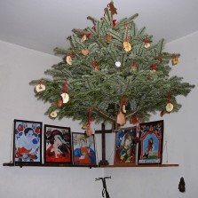 Vánoční stromeček s tradiční výzdobou a zavěšený nad stolem. Foto: Kamila Dvořáková