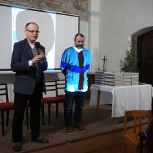 Pan farář Záleský uvádí besedu s autory Žďárského uličníku. Foto: Kamila Dvořáková