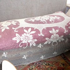 Otoman s přehozem na postel. Foto: Kamila Dvořáková