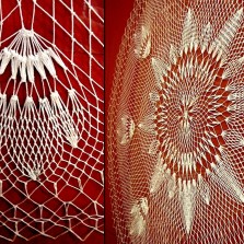 Detail vzorů na kulatých síťkovaných dečkách. Foto: Kamila Dvořáková