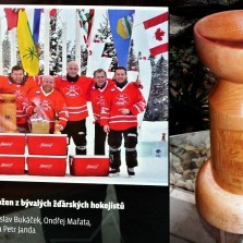 Mistři světa v rybníkovém hokeji (2018) a dřevěný pohár z Kanady. Foto: Kamila Dvořáková