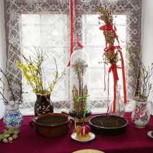 Velikonoční výzdoba - kalvárie, rahno, zeleň. Foto: Kamila Dvořáková