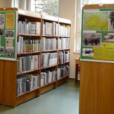Panely výstavy mezi knihami. Foto: Kamila Dvořáková