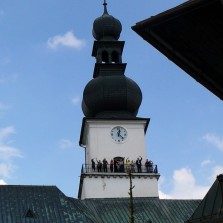 Věž kostela sv. Prokopa a návštěvníky. Foto: Kamila Dvořáková