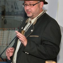 PhDr. Pavel Elbl - pracovník Regionálního muzea a myslivec hovoří o loveckých zbraních. Foto: Antonín Zeman