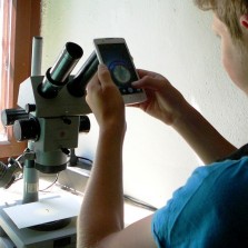 Mikroskop budí zájem. Foto: Kamila Dvořáková