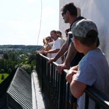 Návštěvníci věže na ochozu. Foto: Kamila Dvořáková