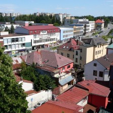 Nad náměstím - pohled na obchodní domy z doby socialismu. Foto: Kamila Dvořáková