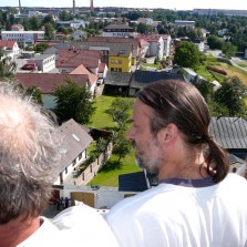 Vyprávění na straně věže směrem ke ŽĎASu. Foto: Kamila Dvořáková