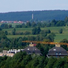 Škrdlovice s komínem bývalé sklárny. Foto: Kamila Dvořáková