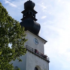 Věž kostela sv. Prokopa za krásného počasí. Foto: Kamila Dvořáková