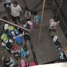 Ve věži - mládež se dozvídá, k čemu všemu dříve věž kostela sloužila. Foto: Jana Kamarádová