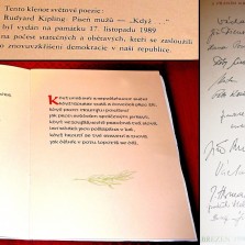 Unikátní tisk na památku 17. listopadu 1989 s podpisy významných osobností revoluce. Foto: Kamila Dvořáková