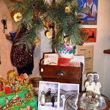 Vánočně vyzdobený obchod s cikorkovým betlémem a ukázkou pohlednic. Foto: Kamila Dvořáková