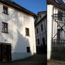 Moučkův dům a brána na dvorek. Foto: Kamila Dvořáková