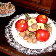 Aranžmá s jablíčky, oříšky a křížalami. Foto: Kamila Dvořáková