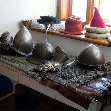 Celoročně připravená zbroj, čepice a oděvy k vyzkoušení. Foto: Kamila Dvořáková