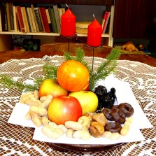 Vánoční dekorace, včetně zboží podpultového a ve frontách vybojovaného. Foto: Kamila Dvořáková
