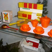 Hračky pro děvčátka - šicí stroj, kuchyň a smeták. Foto: Kamila Dvořáková