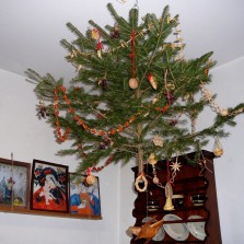Nad stolem zavěšený vánoční stromeček. Foto: Kamila Dvořáková