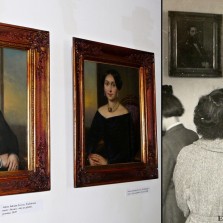 Portréty A. J. Ferenze na výstavě BUĎTE V OBRAZE a na fotografii anonyma při otevření expozice Okresního muzea v bývalém žďárském klášteře v roce 1955. Foto: Kamila Dvořáková, Archiv RM