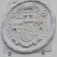 Erb Františka kardinála z Ditrichštejna na zdi radnice. Foto: 2. ZŠ