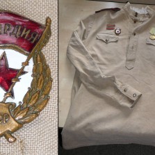 Kopie sovětské vojenské blůzy a gardový odznak. Foto: Kamila Dvořáková