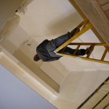 Na nebezpečné práce na vysokých stropech máme pana vedoucího. Foto: Kamila Dvořáková