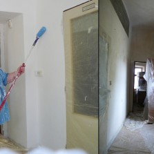 Malování vyklizených kancelářských prostor. Foto: Jarmila Krejčová, Kamila Dvořáková