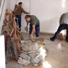 Historikové se mění ve stěhováky a nosiče. Foto: Kamila Dvořáková