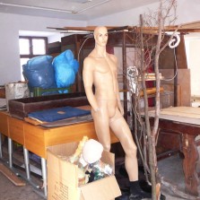 Instalační materiál seskupený z důvodu malování výstavních sálů. Foto: Kamila Dvořáková