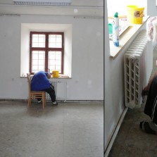 Paní uklízečka čistí všechny radiátory ve výstavních sálech. Foto: Kamila Dvořáková