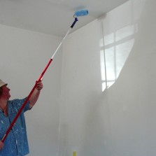 Váleček na teleskopické tyči je úžasný vynález. Foto: Simona Dajčová