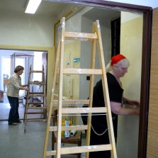 Přípravné práce před malováním. Foto: Kamila Dvořáková