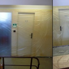 Oblepeno, ale na WC se prostě musí. Foto: Kamila Dvořáková